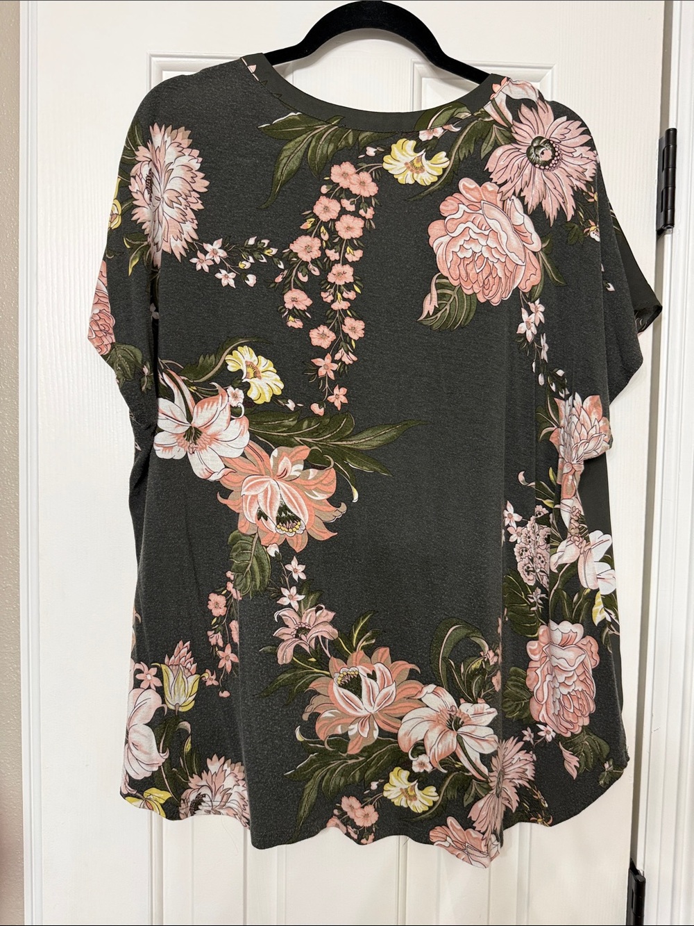 Pebbled Floral Split-Neck Top - Olive Green - Picture 3 of 3